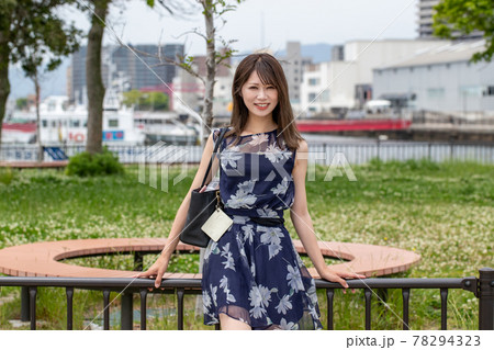 公園で笑顔の女性 公園で笑顔の女性 78294323