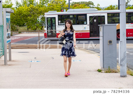 街を歩く笑顔の女性 街を歩く笑顔の女性 78294336