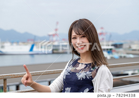 人差し指を立てて笑顔の女性 人差し指を立てて笑顔の女性 78294338