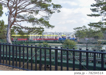 岡崎南公園　葵梅林と走行中のこども汽車ゆめポッポ 78294514