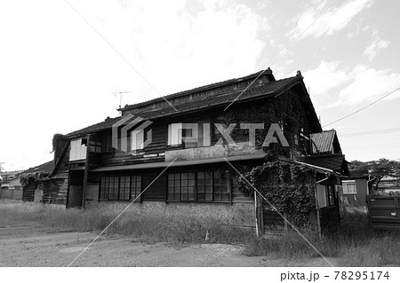 木造の建物 78295174