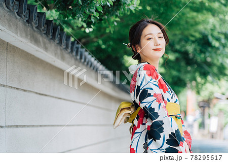 京都を観光する浴衣姿の女性  京都を観光する浴衣姿の女性  78295617