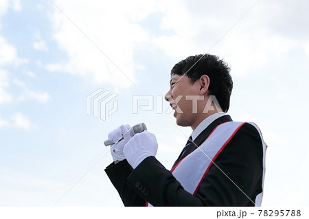 選挙演説をする立候補者の男性 78295788
