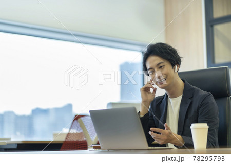 オフィスで仕事をする男性　ビデオ会議　オンラインミーティング 78295793