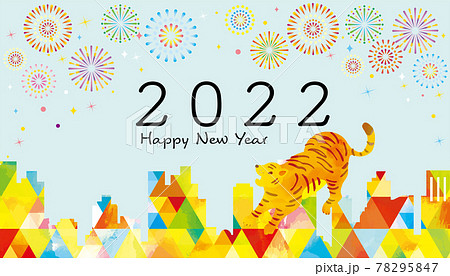 2022年賀状　新年の花火が上がる街 78295847