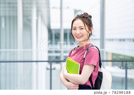 大学生の若い女性 78296188