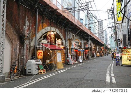 新橋　ガード下の飲み屋街 78297011