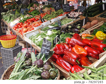 フランスのマルシェで売られる野菜 78297265