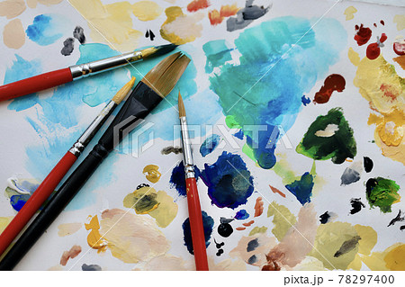 数種類の絵筆と絵の具の試し書き　絵の具の落書き 78297400