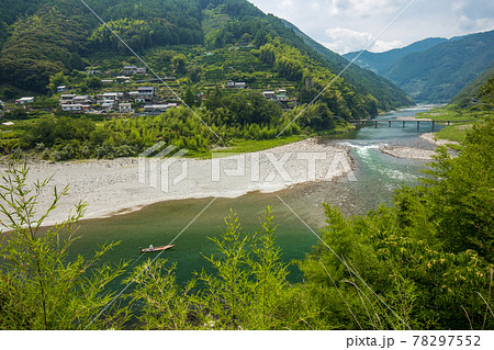 浅尾沈下橋(高知県仁淀川)を望む風景 浅尾沈下橋(高知県仁淀川)を望む風景 78297552