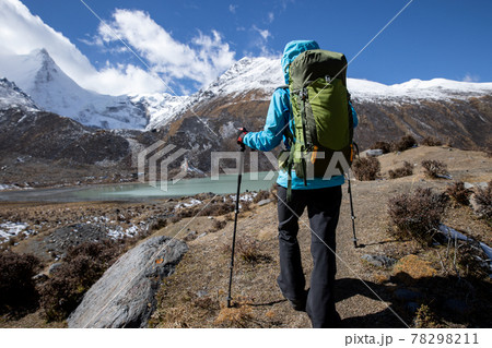 Woman backpacker hiking in winter high altitude mountains 78298211