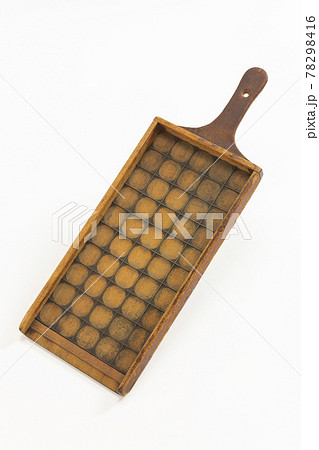 硬貨を数える銭枡 78298416