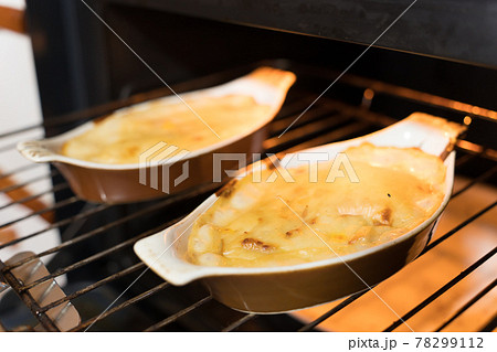 オーブンで焼きたてのグラタン 78299112
