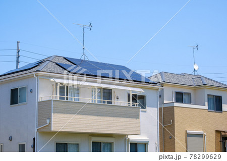 ソーラーパネルのある家　太陽光　発電　エコシステム 78299629