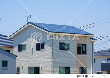 ソーラーパネルのある家　太陽光　発電　エコシステム 78299638