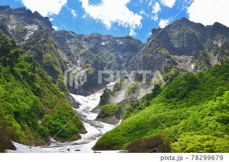 谷川岳一ノ倉沢一ノ沢出合から見る初夏の一ノ倉沢の雪渓と岩壁 78299679