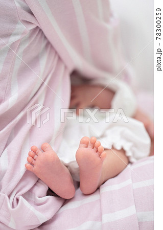 ママに抱っこされた新生児の女の子の足 ママに抱っこされた新生児の女の子の足 78300259