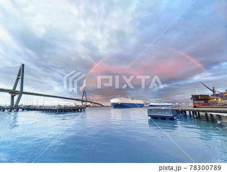 名港トリトンと夕焼けにかかる虹 パノラマ写真 名港トリトンと夕焼けにかかる虹 パノラマ写真 78300789