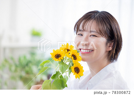 女性のポートレート ひまわりを持つ若い女性の写真素材 [78300872] - PIXTA