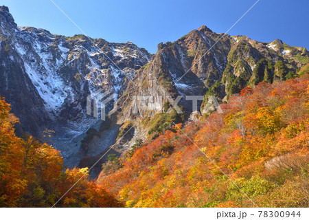 谷川岳一ノ倉沢出合いから見た谷川岳一ノ倉沢の紅葉と衝立岩 谷川岳一ノ倉沢出合いから見た谷川岳一ノ倉沢の紅葉と衝立岩 78300944