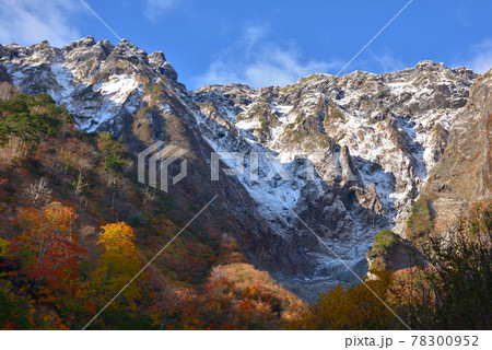 谷川岳一ノ倉沢出合いから見た紅葉と冠雪の谷川岳一ノ倉沢 谷川岳一ノ倉沢出合いから見た紅葉と冠雪の谷川岳一ノ倉沢 78300952
