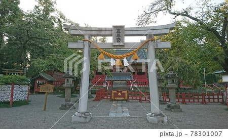 夕暮れの世良田東照宮・鳥居と拝殿 78301007