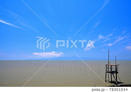 夏めく有明海　青い空と雲 78301034