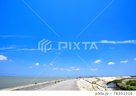 有明海眺望堤防 青い空と雲 有明海眺望堤防 青い空と雲 78301316