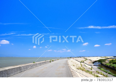 有明海眺望堤防 青い空と雲 有明海眺望堤防 青い空と雲 78301317
