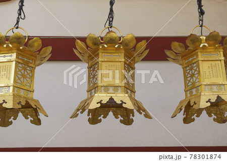 四天王寺　亀井堂　金色の吊り灯籠 78301874