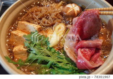 すき焼きを作る 78301907