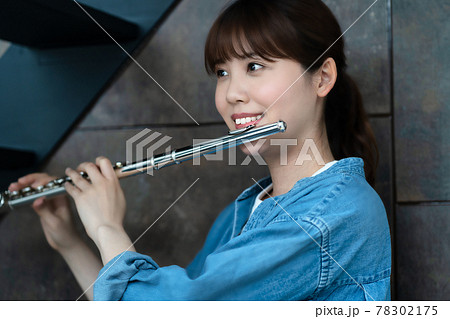 フルートを吹く女性 フルートを吹く女性 78302175