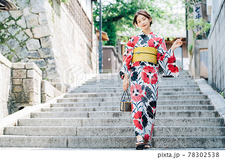 京都観光をする浴衣の女性 78302538