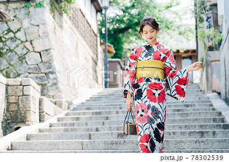 京都観光をする浴衣の女性 78302539