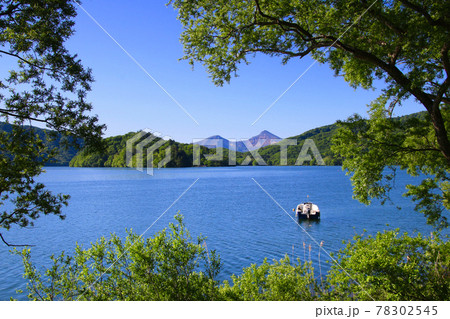 初夏の桧原湖と磐梯山（福島県・裏磐梯） 78302545