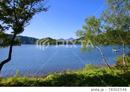 初夏の桧原湖と磐梯山（福島県・裏磐梯） 78302546