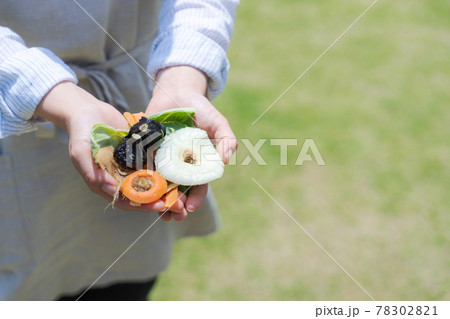 野菜　切れ端　生ゴミ　手のひら 78302821