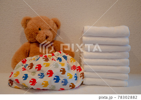 赤ちゃん用品-布おむつとクマのぬいぐるみ 赤ちゃん用品-布おむつとクマのぬいぐるみ 78302882