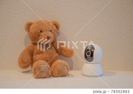 ベビーモニターとクマのぬいぐるみ 78302883
