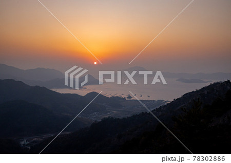 瀬戸内海　鷲ヶ頭山からの夕日（愛媛県今治市大三島） 78302886