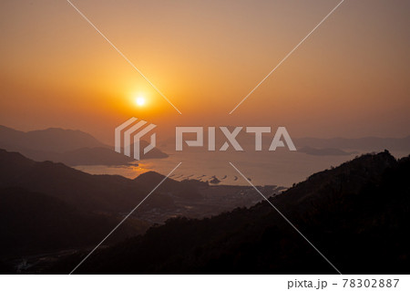 瀬戸内海 鷲ヶ頭山からの夕日(愛媛県今治市大三島)を望む登山・自然景観 瀬戸内海 鷲ヶ頭山からの夕日(愛媛県今治市大三島)を望む登山・自然景観 78302887