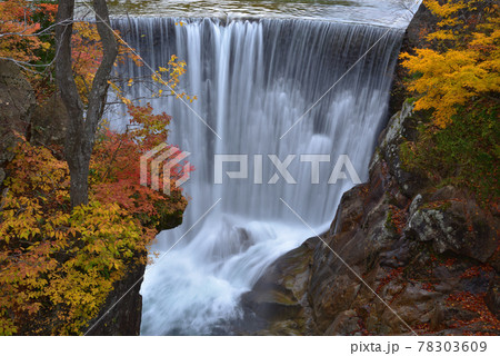 紅葉と湯檜曽川土合砂防堰堤 78303609