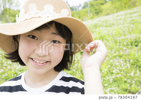 初夏にお出かけをする小学生女の子 78304197