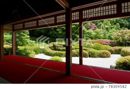 大池寺 書院から蓬莱庭園を望む 滋賀県甲賀市水口町 大池寺 書院から蓬莱庭園を望む 滋賀県甲賀市水口町 78304582