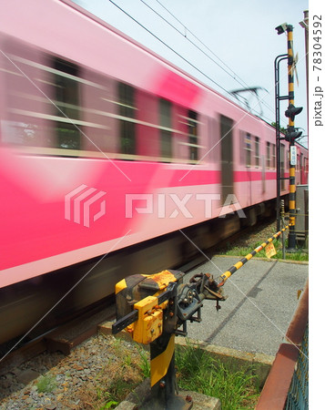踏切を通過する流山線の電車 踏切を通過する流山線の電車 78304592