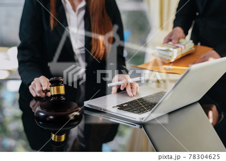 Entrepreneurs are receiving money that is a bribe of their partners with both of whom are corrupt in the company room. 78304625