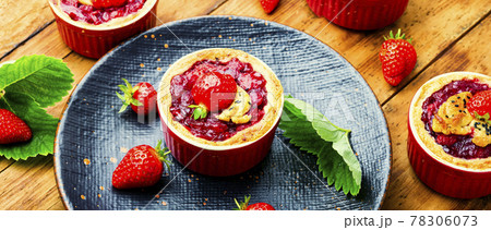 Summer tartlets with strawberries 78306073
