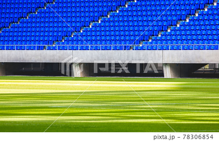 サッカースタジアムのフィールドと観客席 78306854