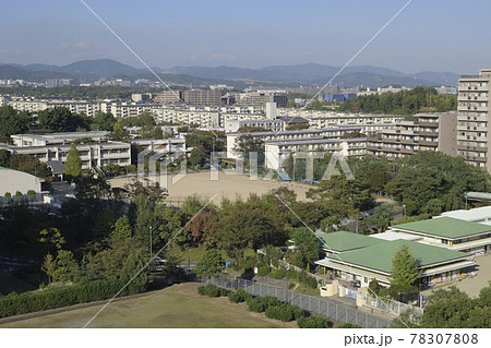 新千里東町 新千里東住宅 近隣センター 東丘小学校 豊中市 千里ニュータウン ニュータウン 郊外 住の写真素材
