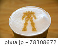 紙コップに淹れられた、ラテアートが施された、一杯のカプチーノ。  78308672